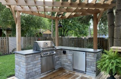 Patio en bois composite moderne, durable et sans entretien, idéal pour aménagement extérieur résidentiel